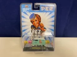 CHASE CAR 1/64 M2 Machines 1960 Volkswagen VW Delivery Van Short Bus Custom PEZ Diecast Car Model